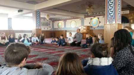 Schüler*innen in der Moschee