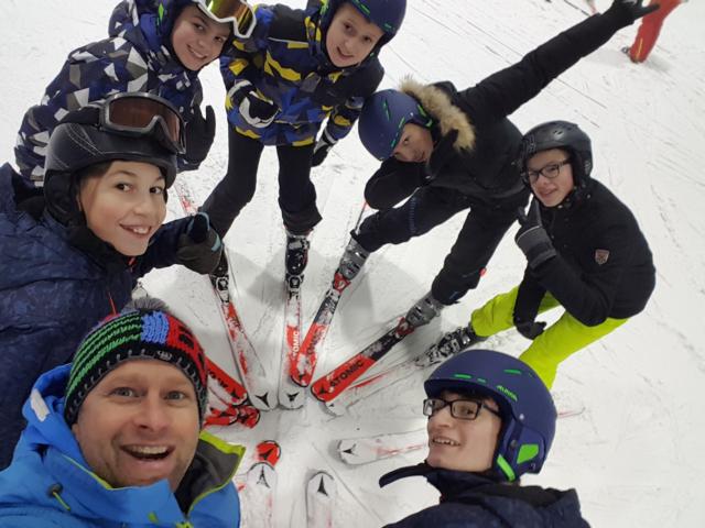 Schüler*innen auf Skiern