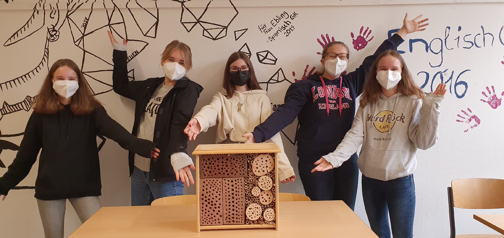 Schülerinnen präsentieren das Bienenhotel