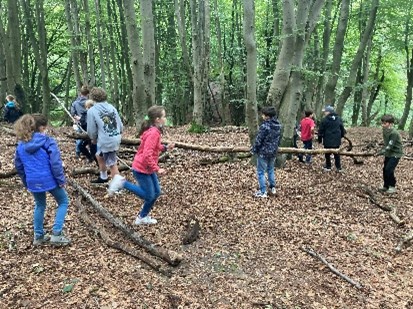 Schüler*innen im Wald