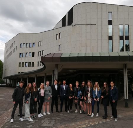 Schüler*innen vor dem Aalto Theater