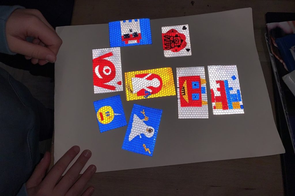 Reflektormonster machen den Schulweg sicherer