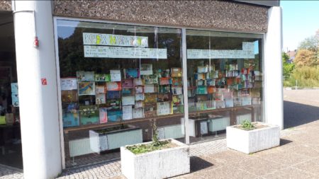 Foto Schaufenster mit kreativen Schuhkartons zu den Kinderrechten